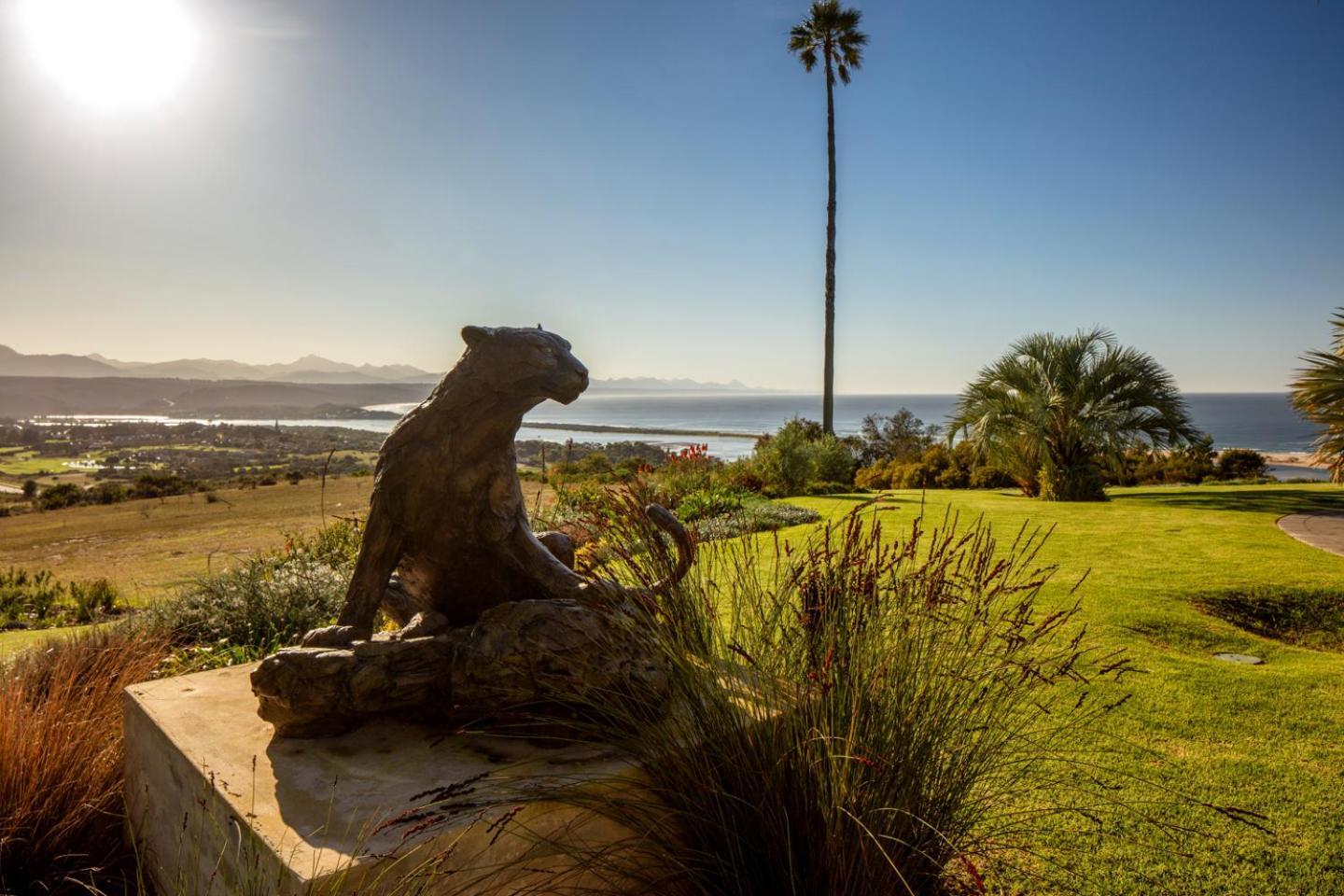 Sky Villa Boutique Hotel By Raw Africa Collection Плеттенберг-Бей Экстерьер фото The Bobcat statue at the entrance of the school